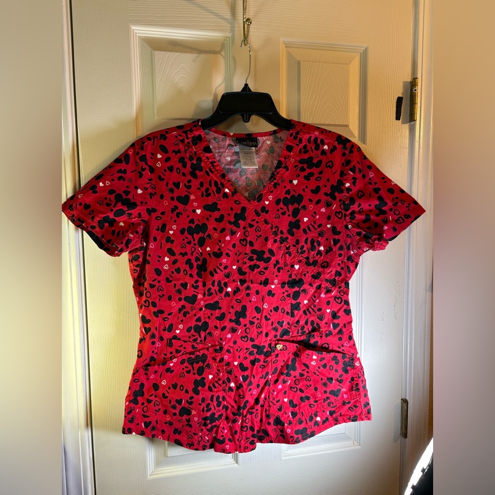 Careisma Sofia Women M Scrub Top Valentines Day Hearts Pockets Stretch V-Neck